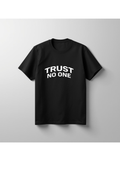 Trust No One – koszulka streetwear z charakterem